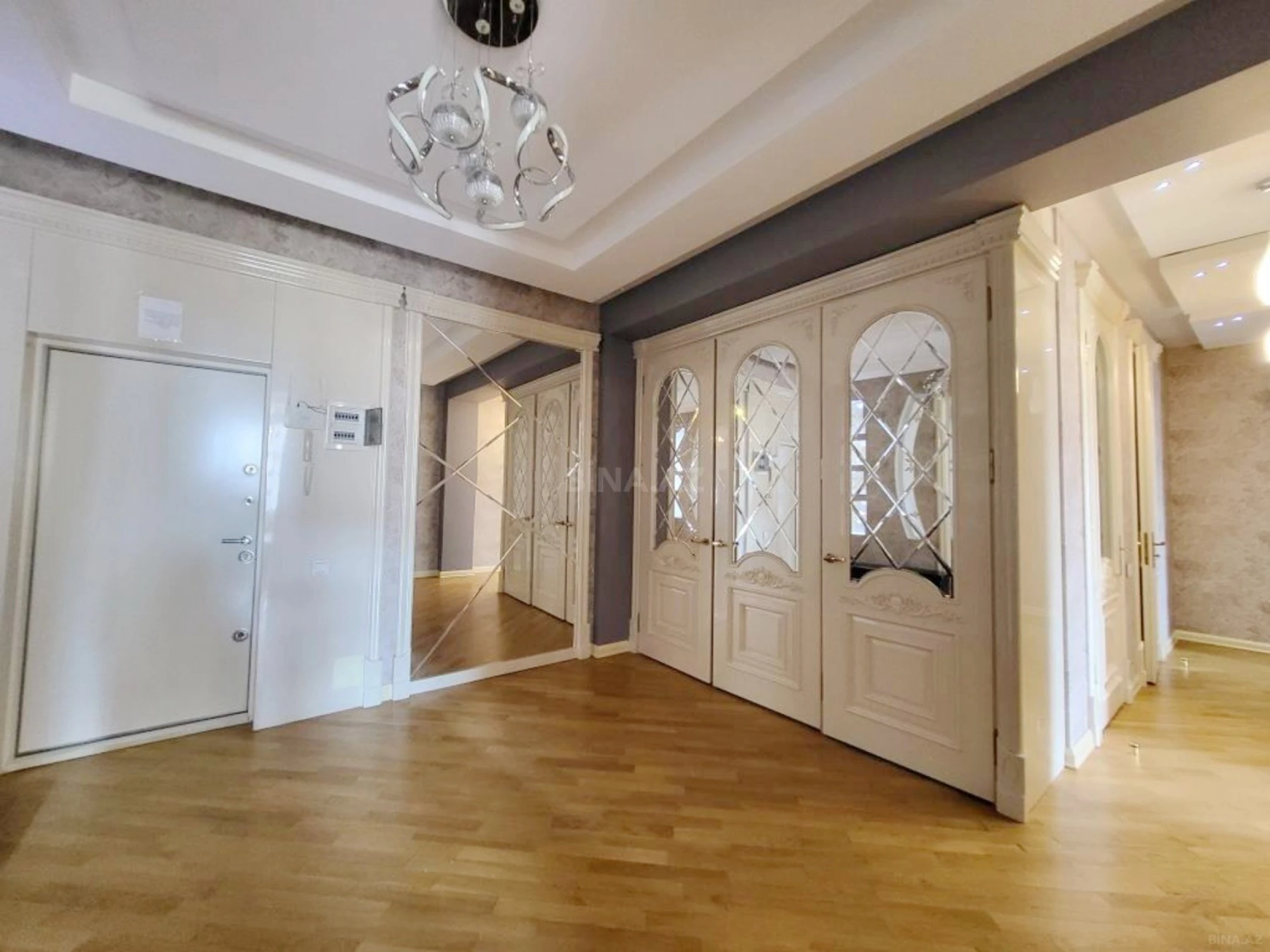Satılır 3 otaqlı mənzil 180 m²