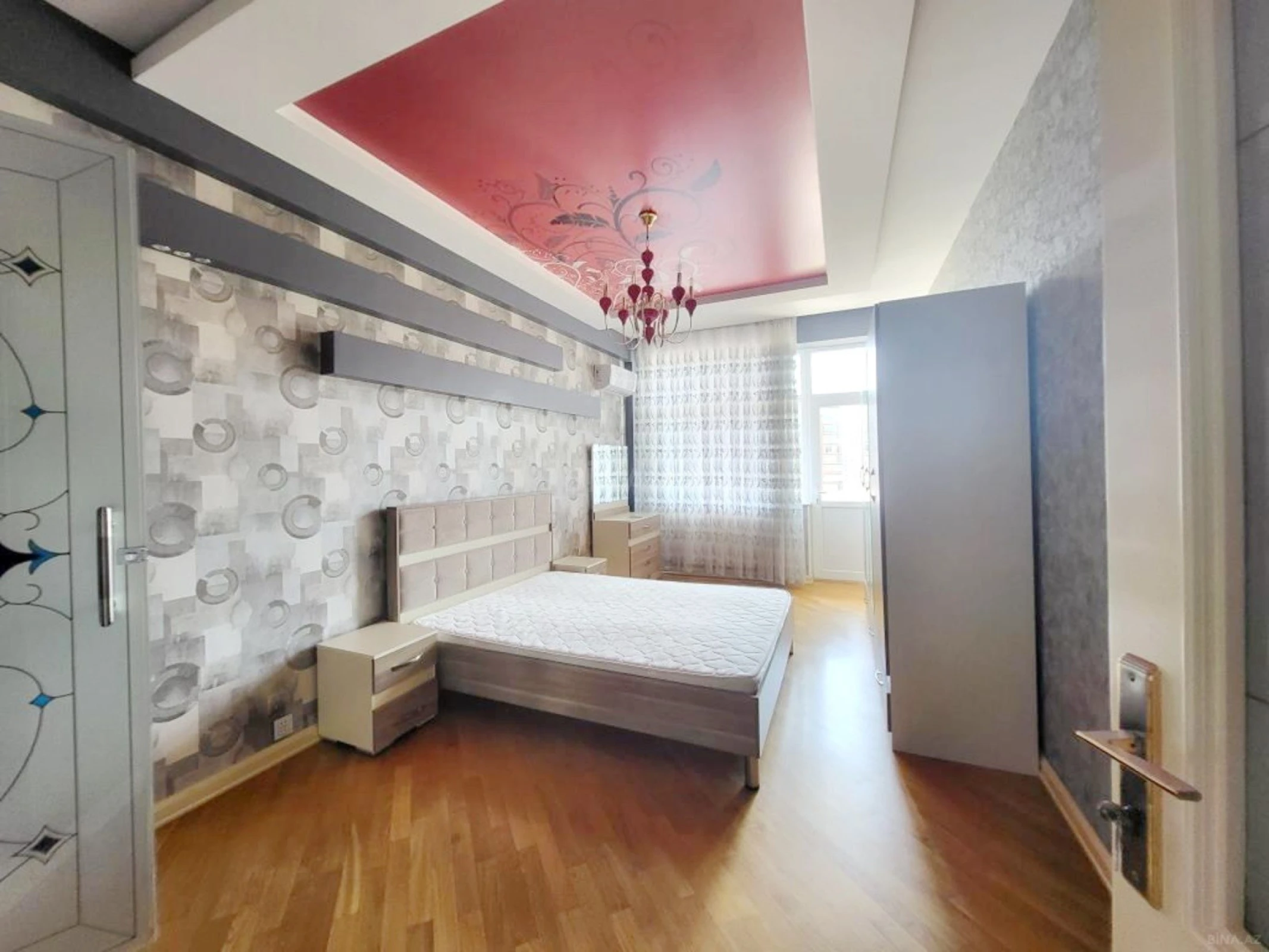 Satılır 3 otaqlı mənzil 180 m²
