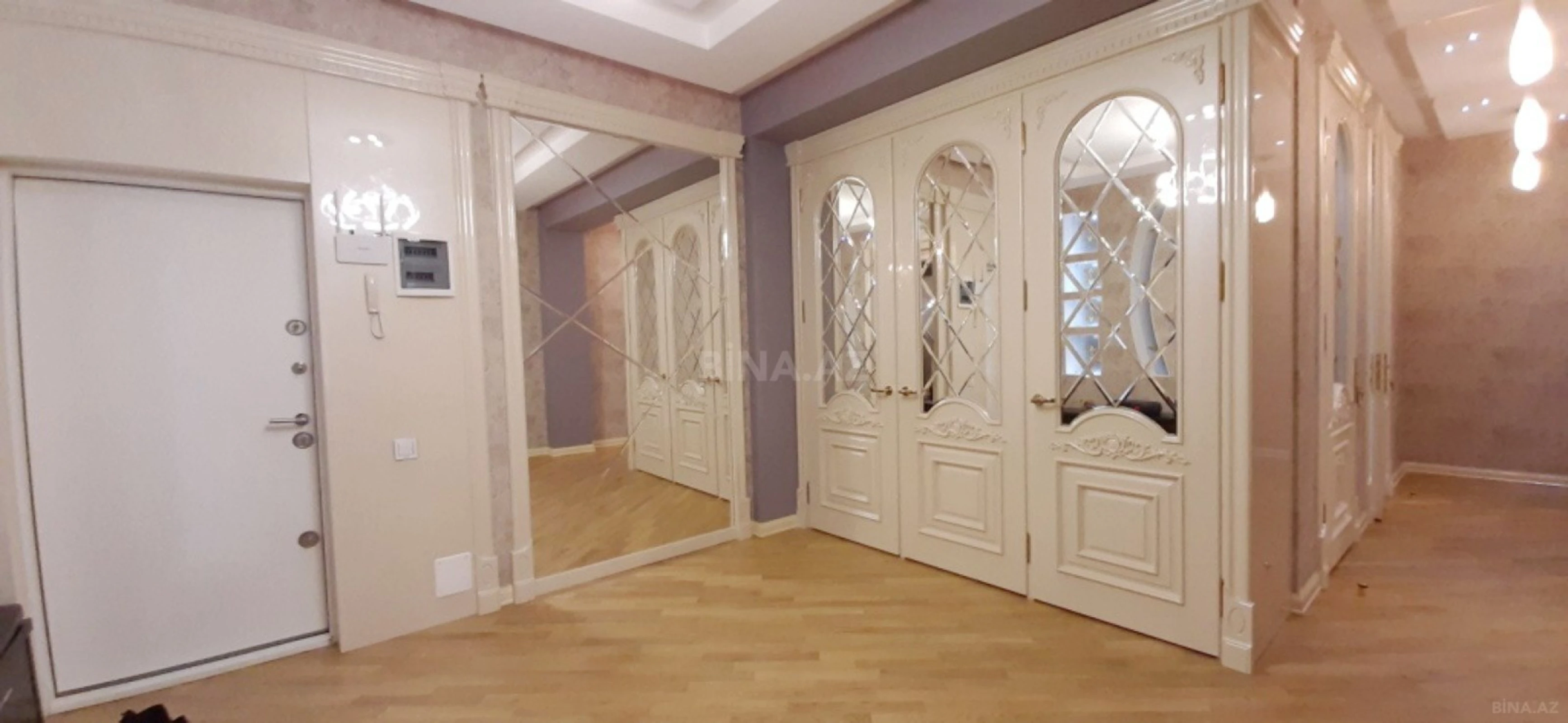 Satılır 3 otaqlı mənzil 180 m²