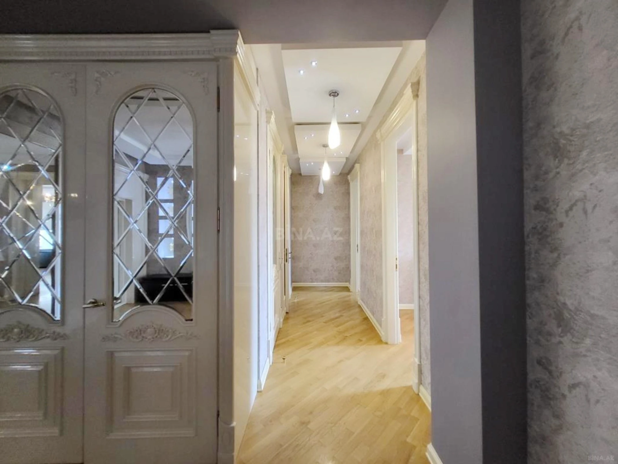 Satılır 3 otaqlı mənzil 180 m²