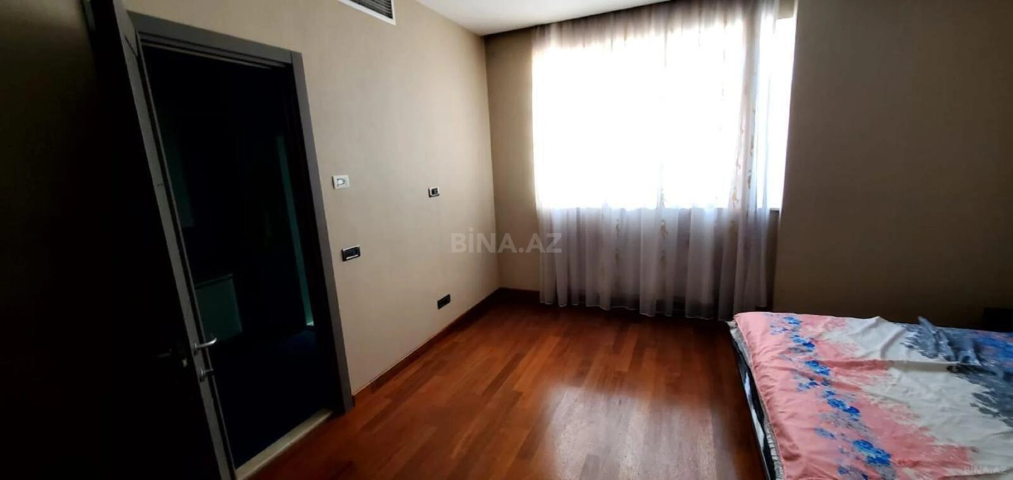 Satılır 3 otaqlı mənzil 217 m²