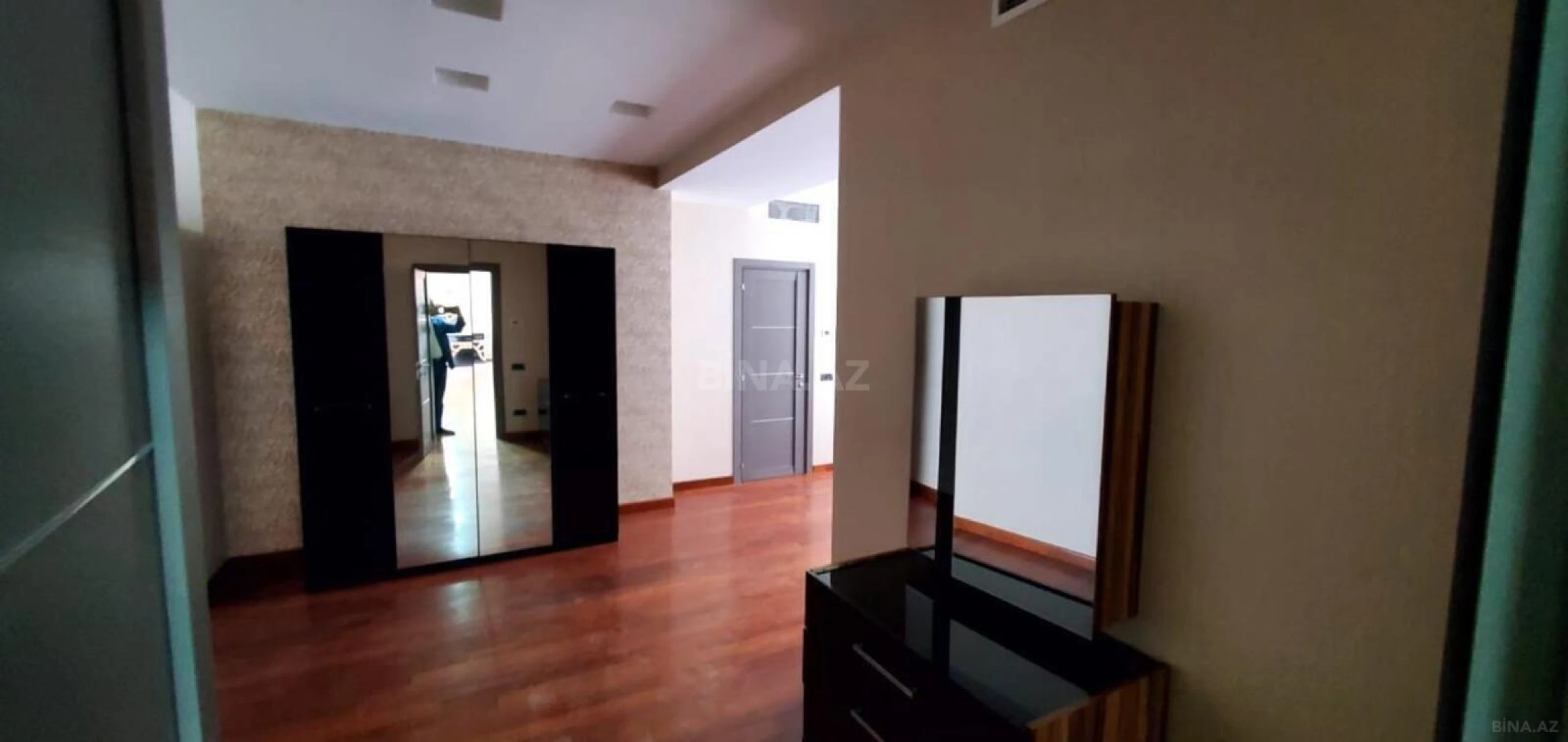 Satılır 3 otaqlı mənzil 217 m²