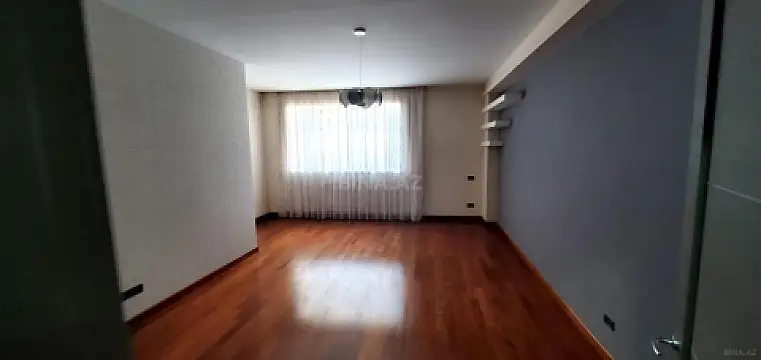 Satılır 3 otaqlı mənzil 217 m²