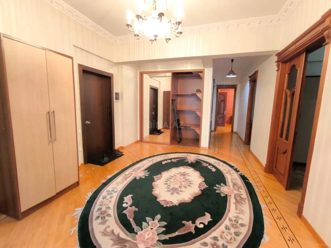 Kirayə verilir 4 otaqlı mənzil 200 m²