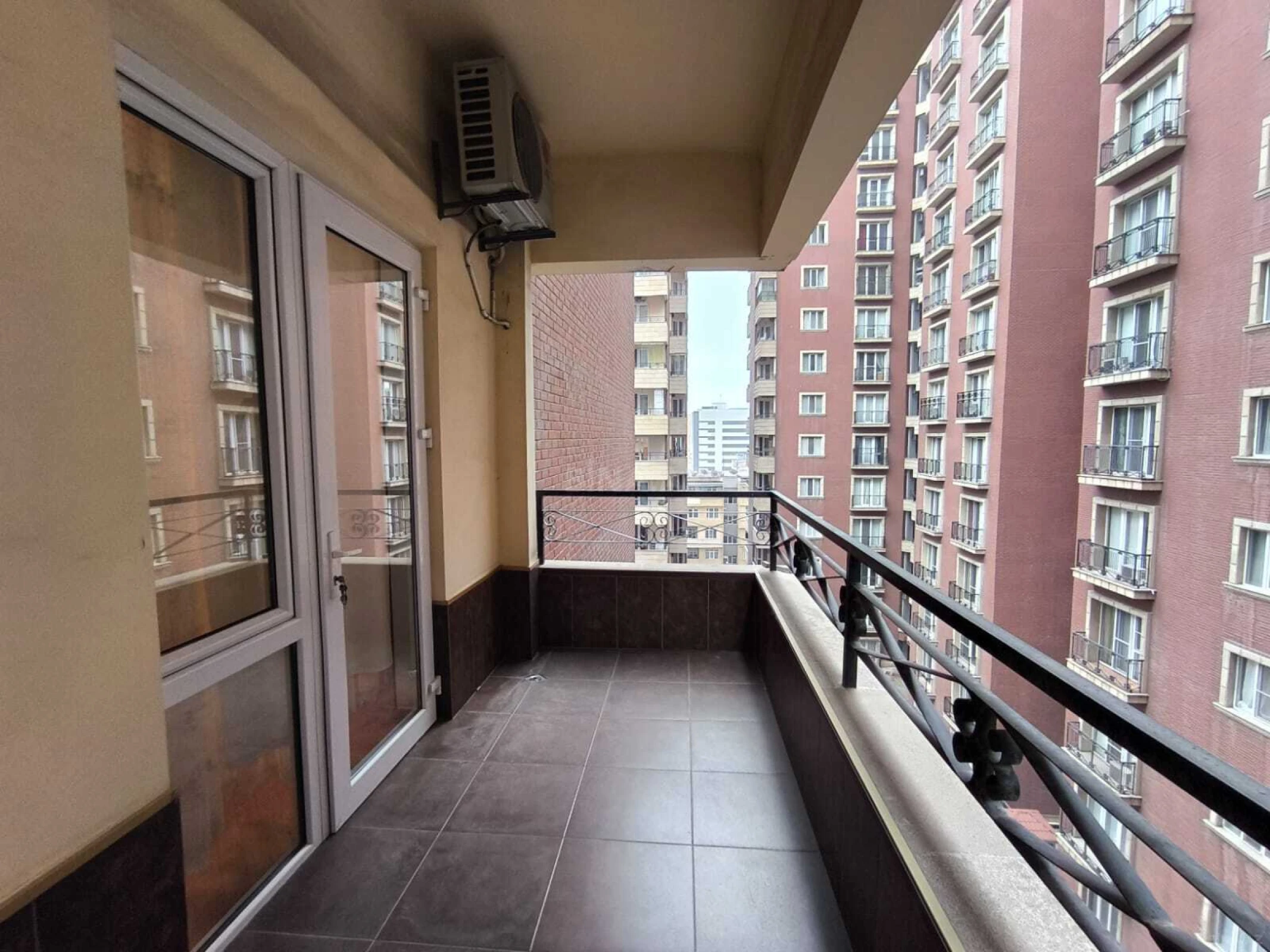 Kirayə verilir 4 otaqlı mənzil 200 m²