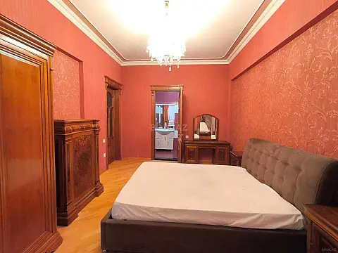 Kirayə verilir 4 otaqlı mənzil 200 m²