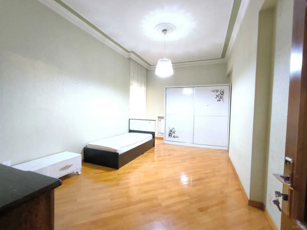 Kirayə verilir 4 otaqlı mənzil 200 m²