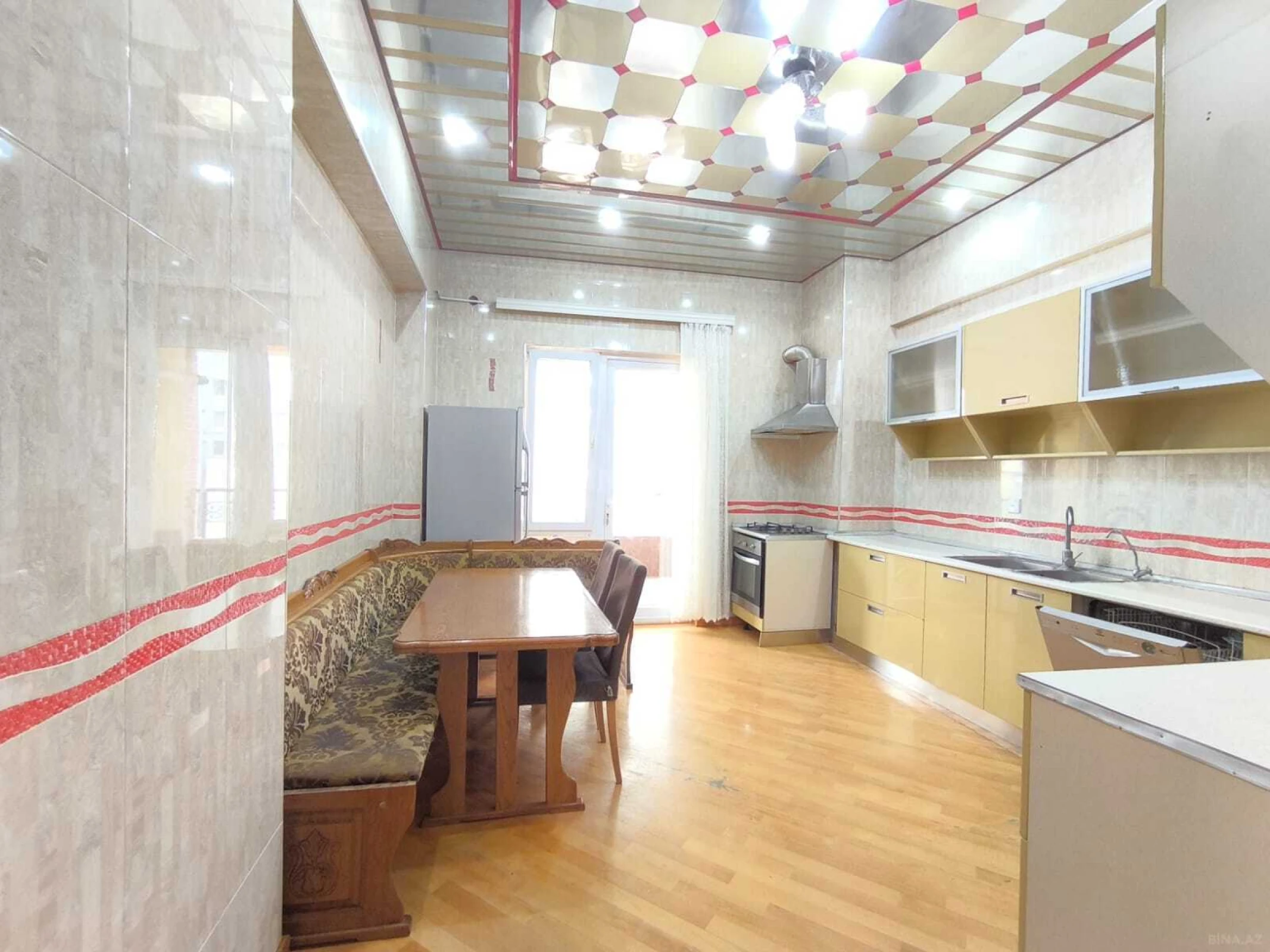 Kirayə verilir 4 otaqlı mənzil 200 m²