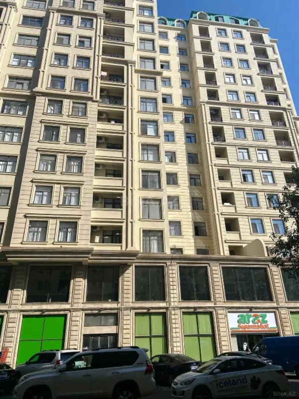 Satılır 4 otaqlı mənzil 205 m²