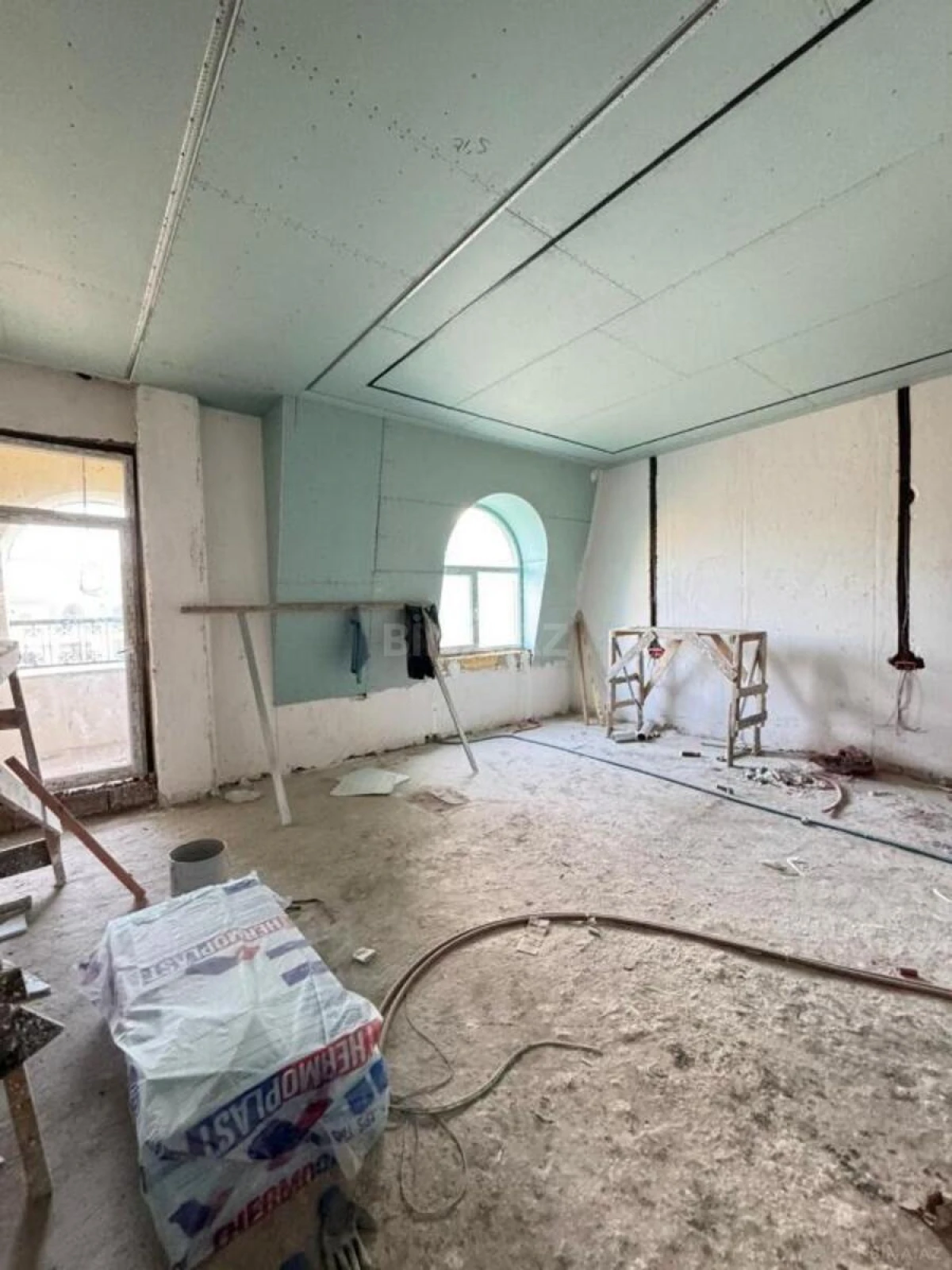 Satılır 4 otaqlı mənzil 205 m²