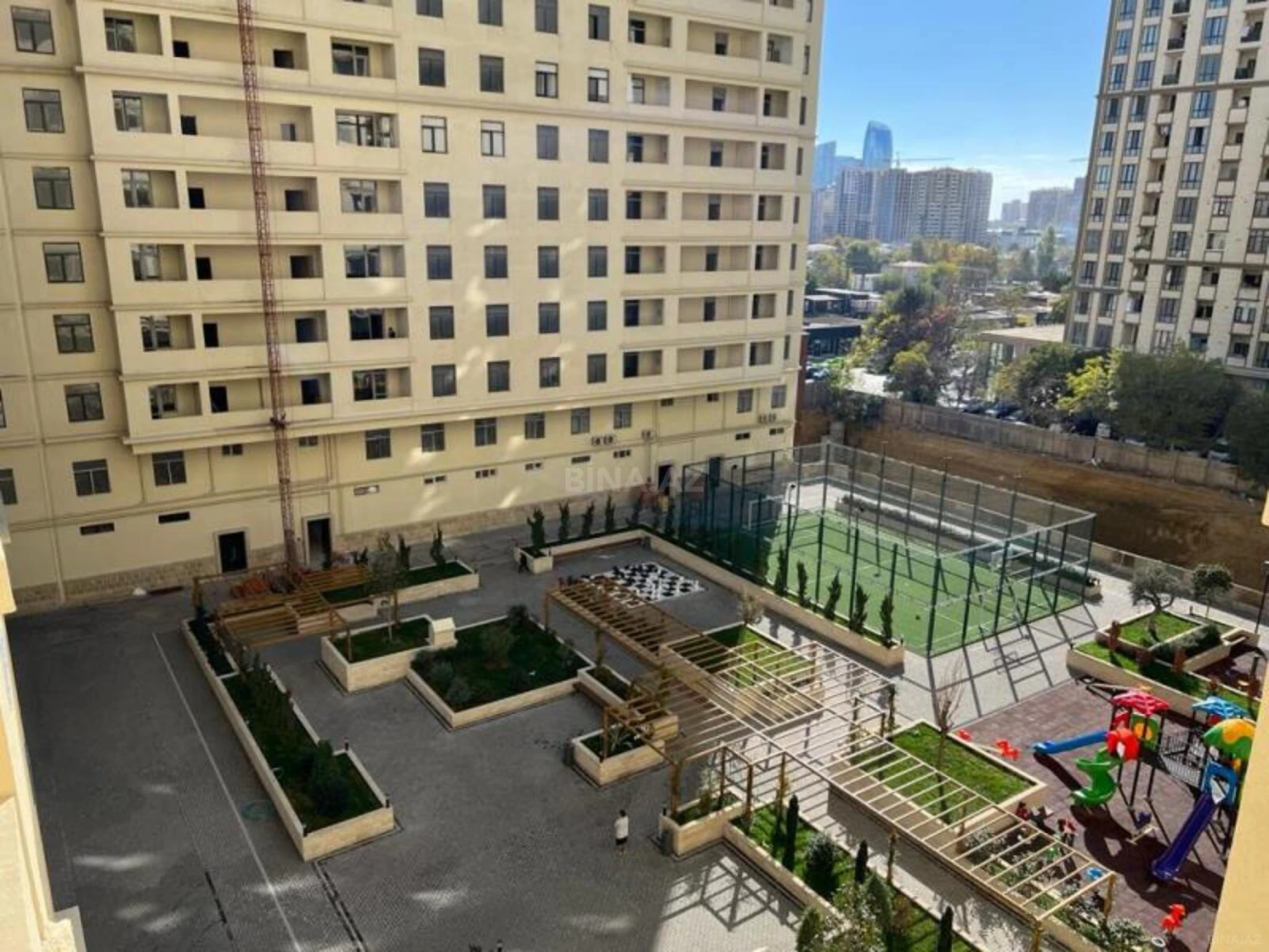 Satılır 4 otaqlı mənzil 205 m²