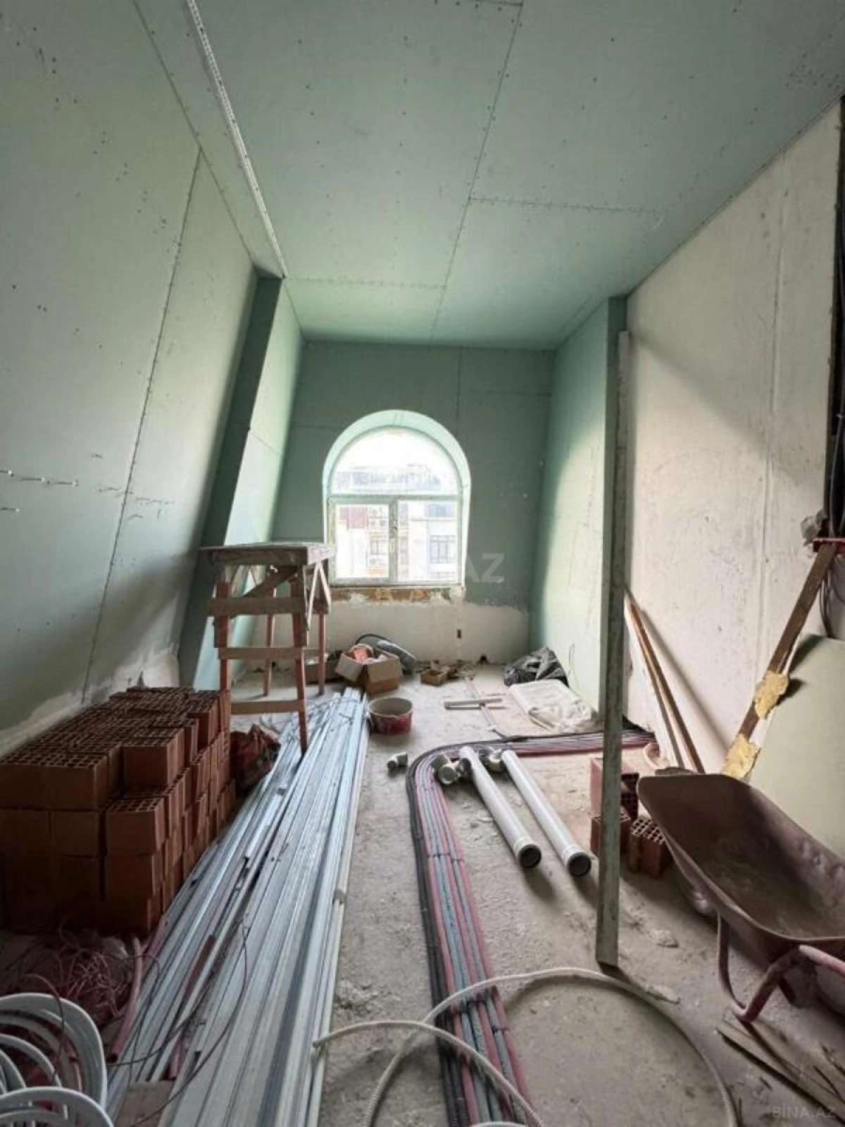 Satılır 4 otaqlı mənzil 205 m²