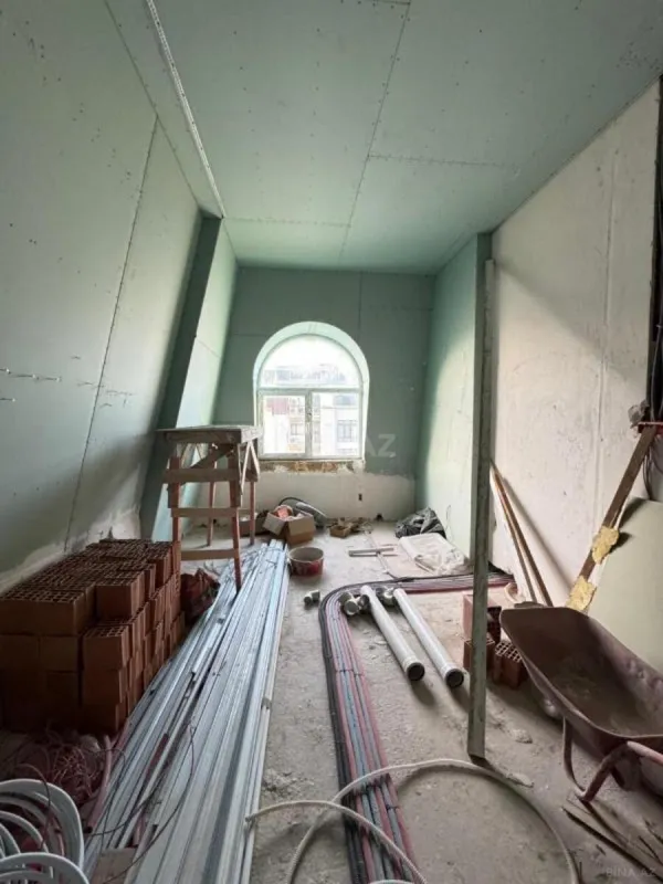 Satılır 4 otaqlı mənzil 205 m²