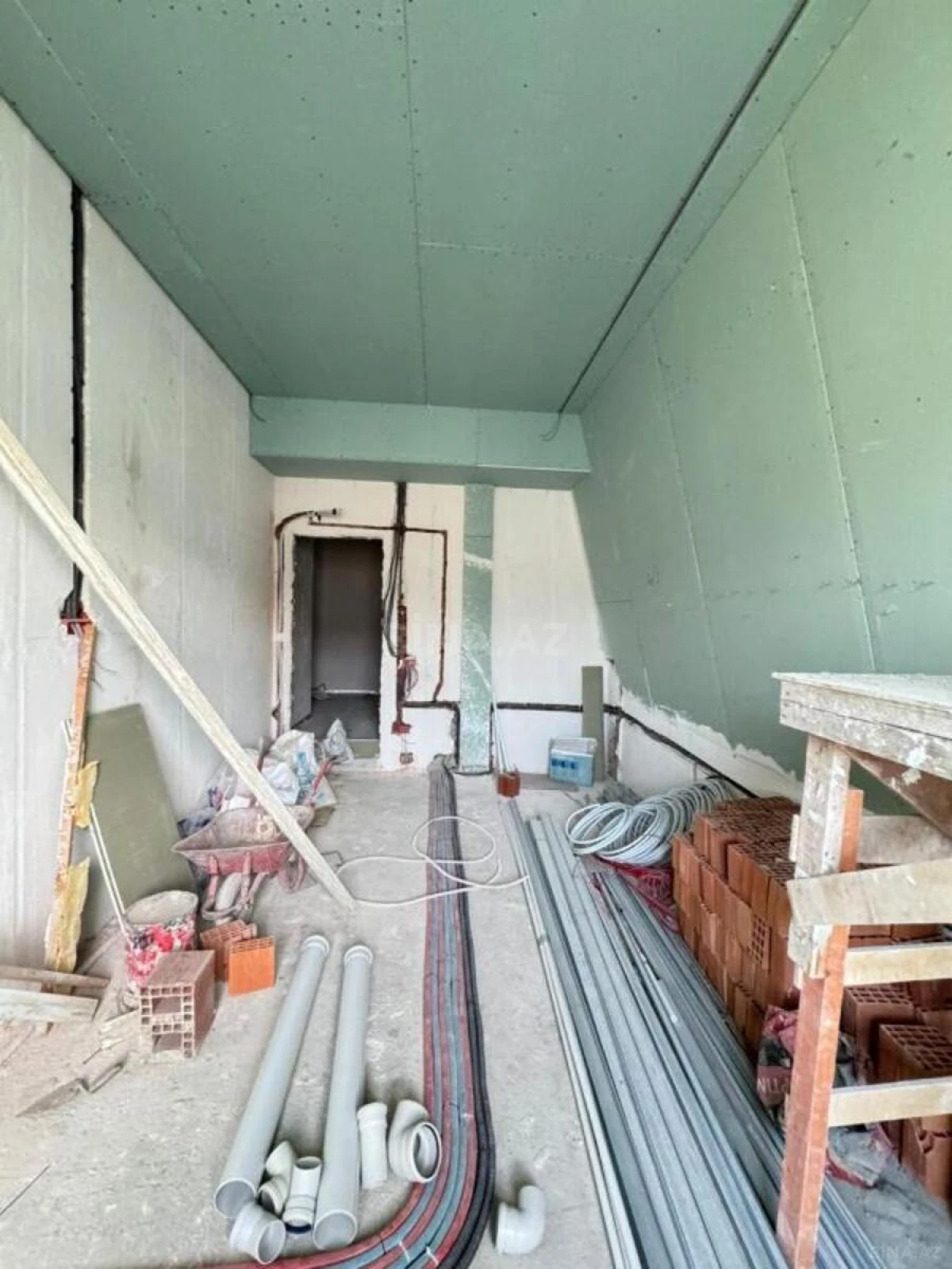 Satılır 4 otaqlı mənzil 205 m²