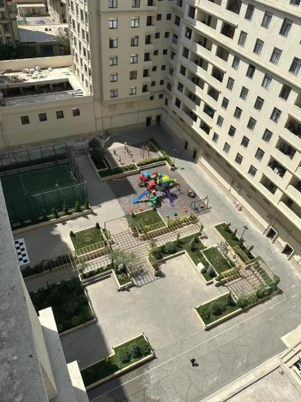 Satılır 4 otaqlı mənzil 205 m²