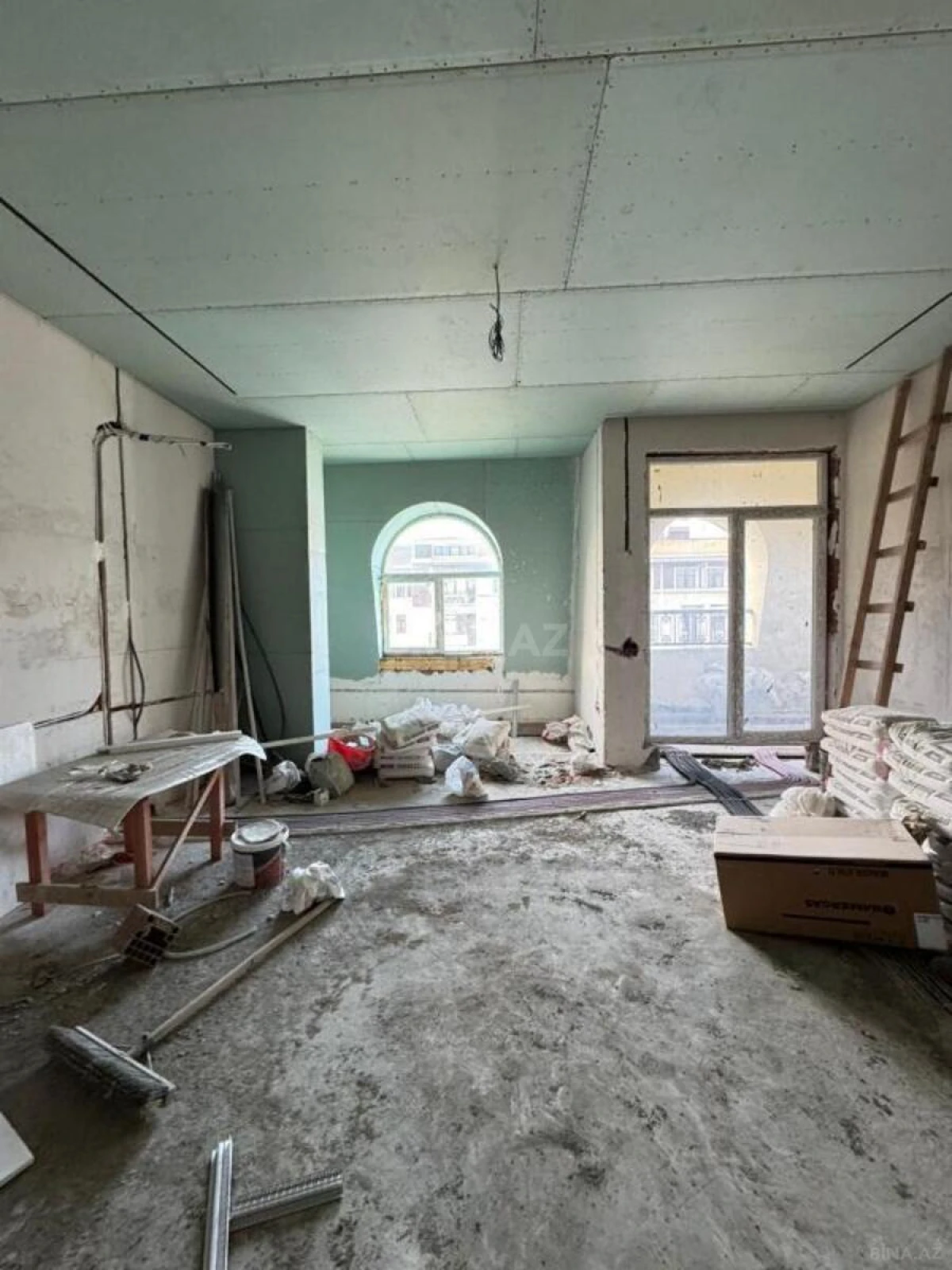 Satılır 4 otaqlı mənzil 205 m²