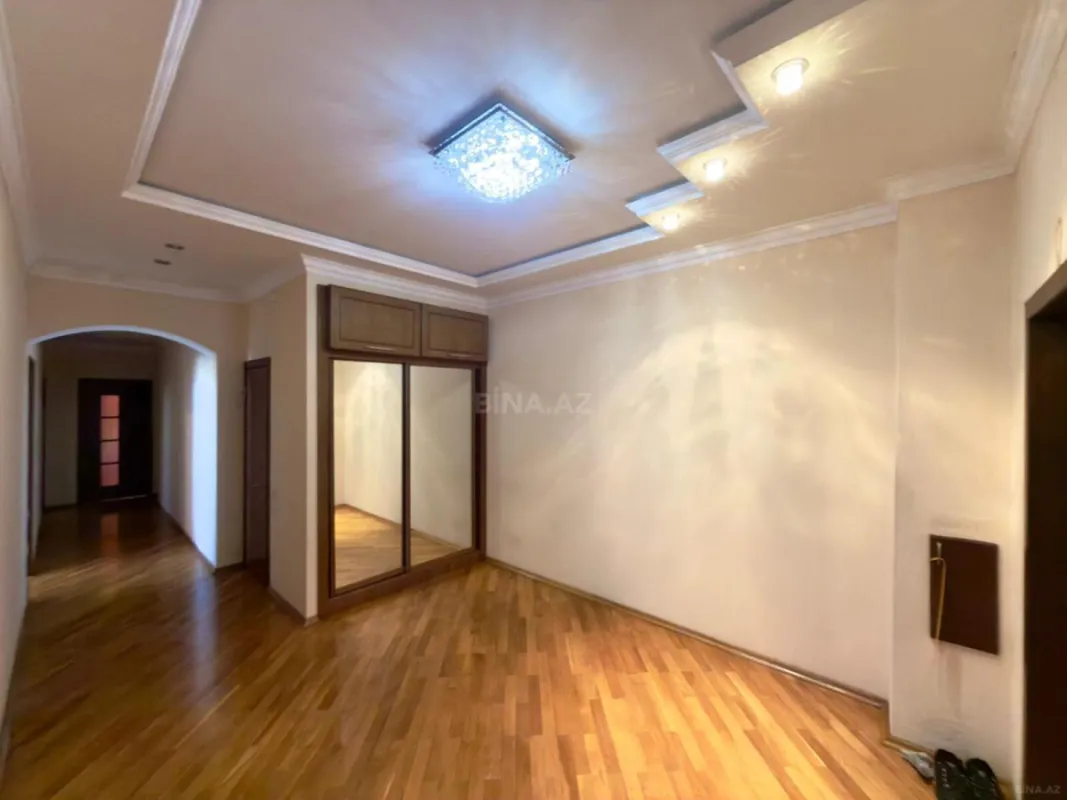 Satılır 3 otaqlı mənzil 135 m²