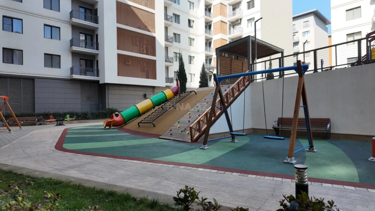 Satılır 5 otaqlı mənzil 242 m²