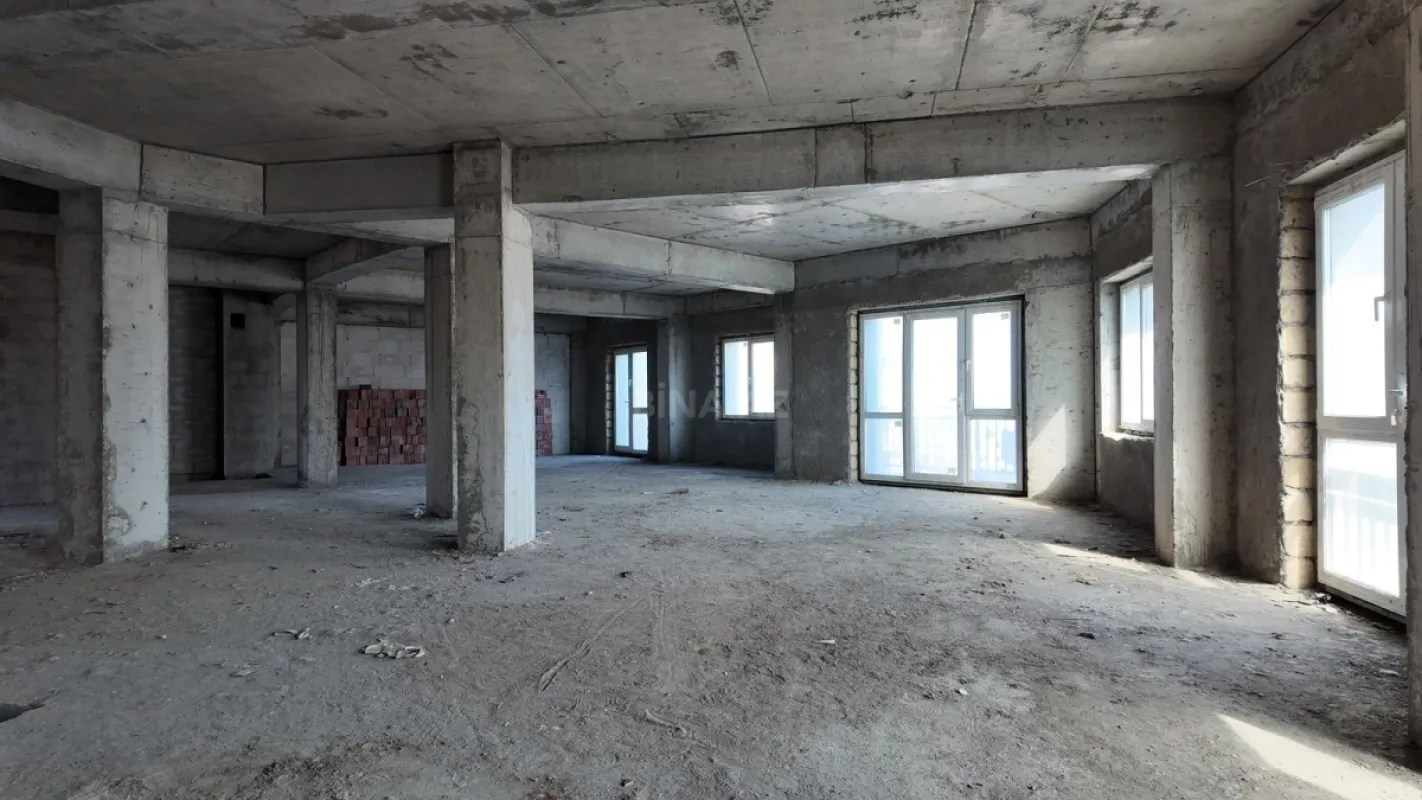 Satılır 5 otaqlı mənzil 242 m²