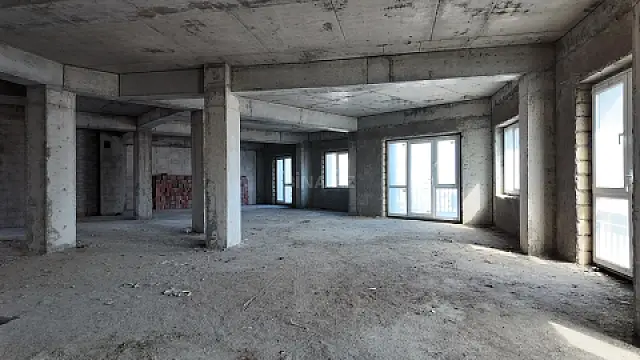 Satılır 5 otaqlı mənzil 242 m²