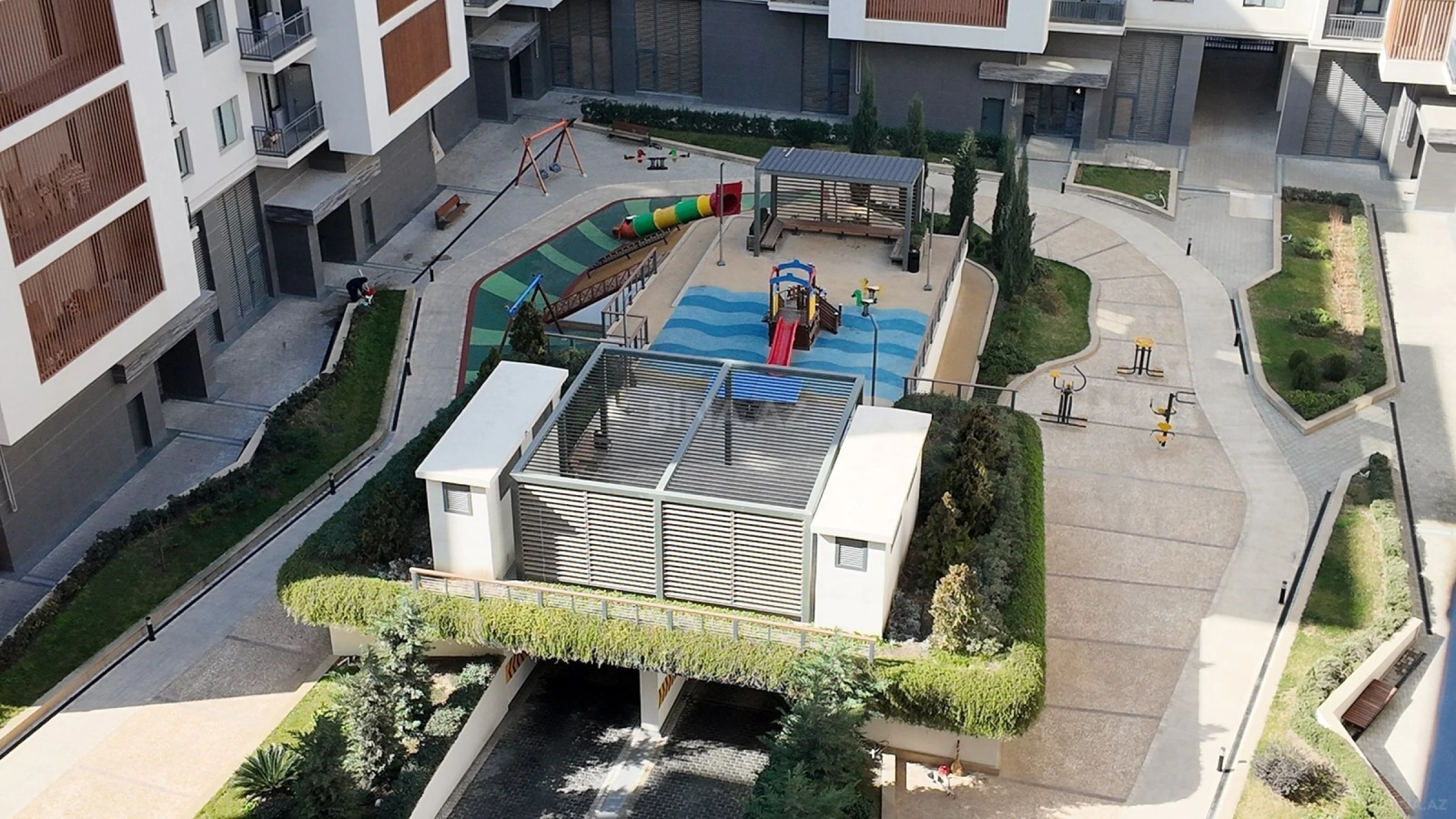 Satılır 5 otaqlı mənzil 242 m²