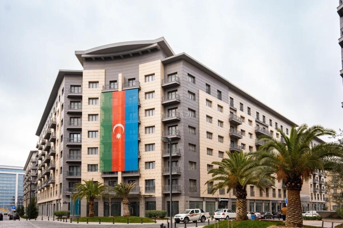 Satılır 5 otaqlı mənzil 242 m²