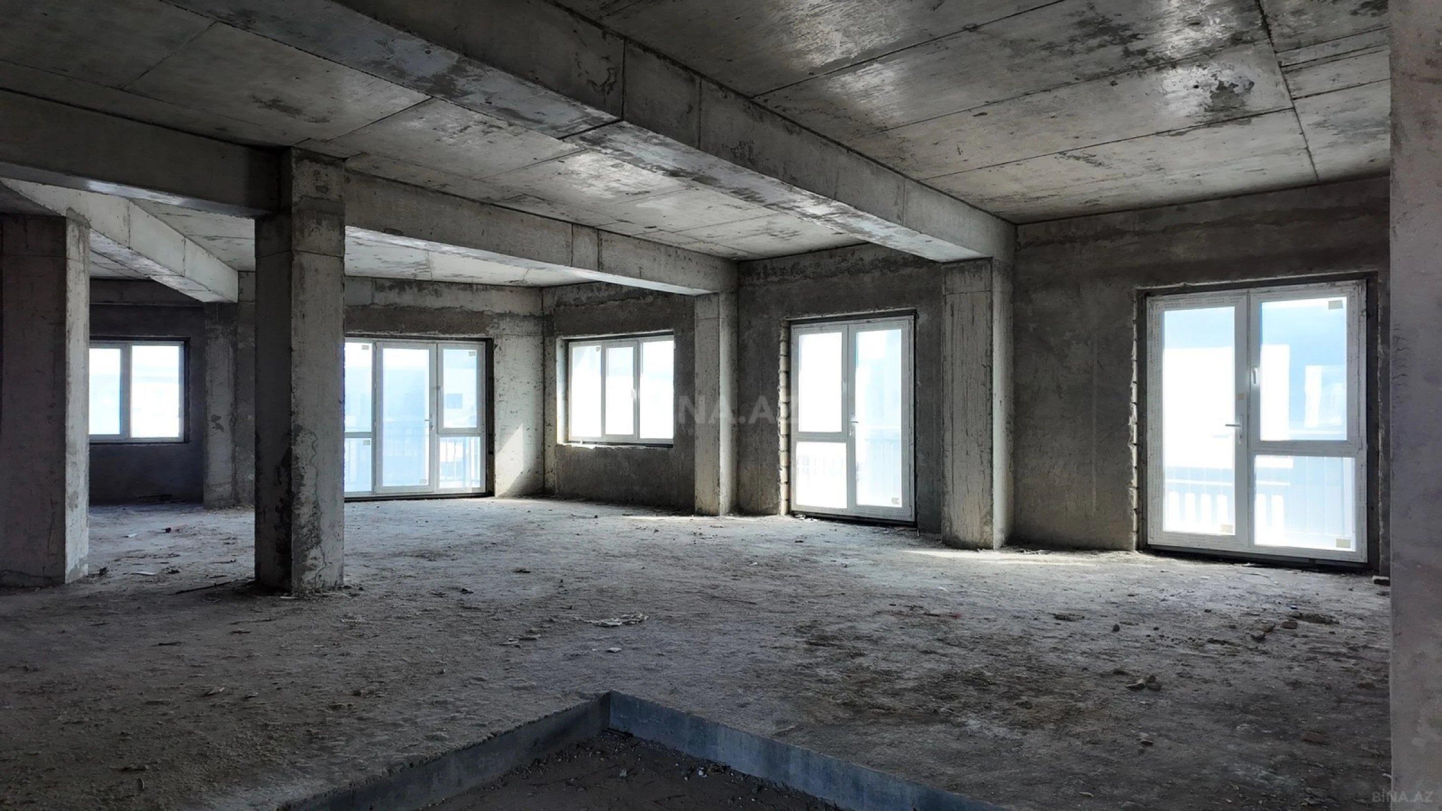 Satılır 5 otaqlı mənzil 242 m²