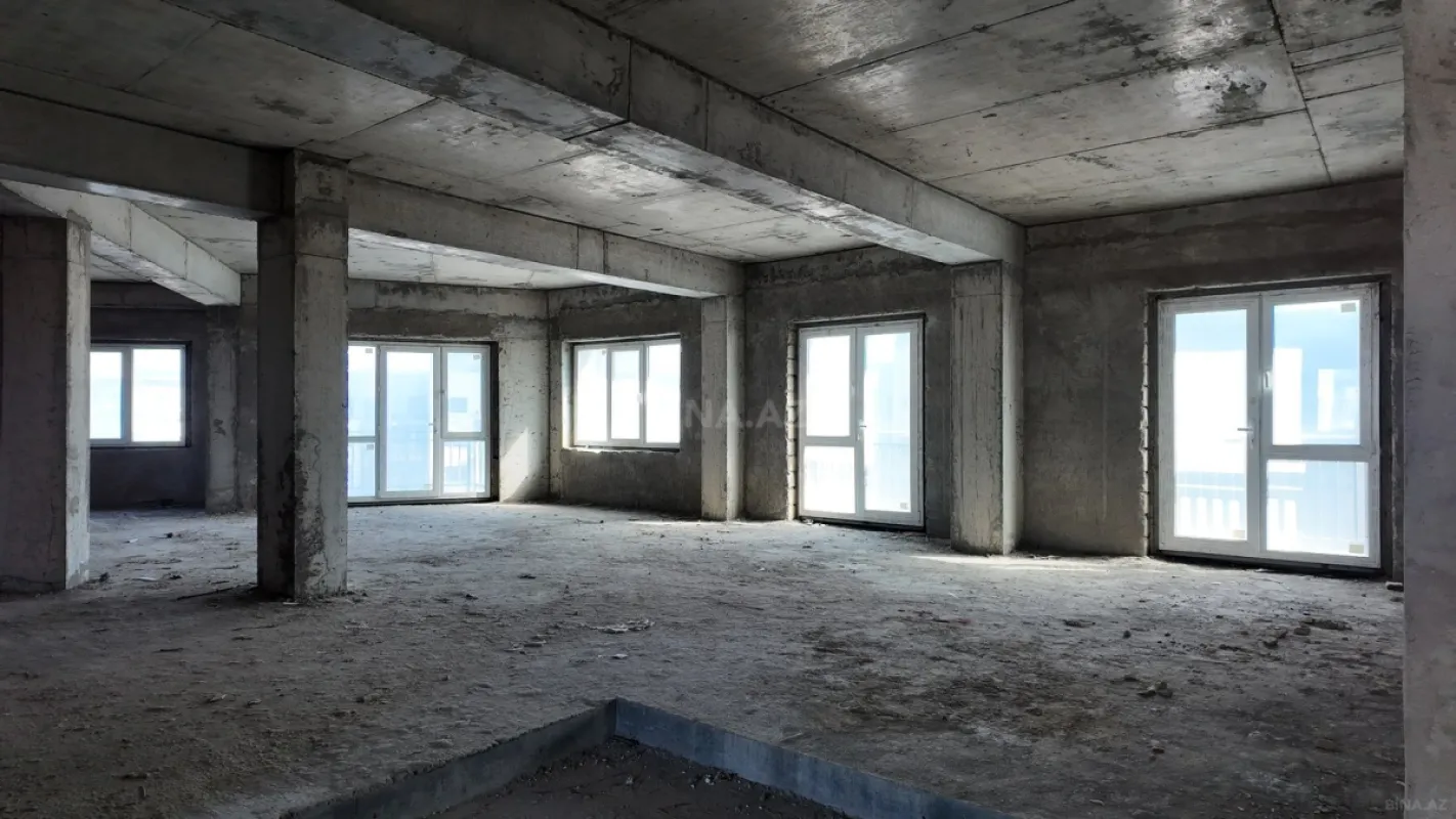 Satılır 5 otaqlı mənzil 242 m²