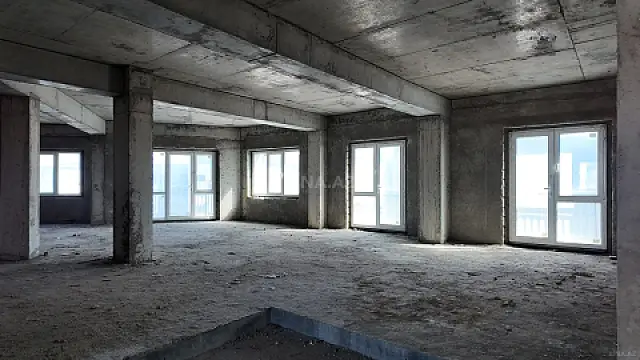 Satılır 5 otaqlı mənzil 242 m²