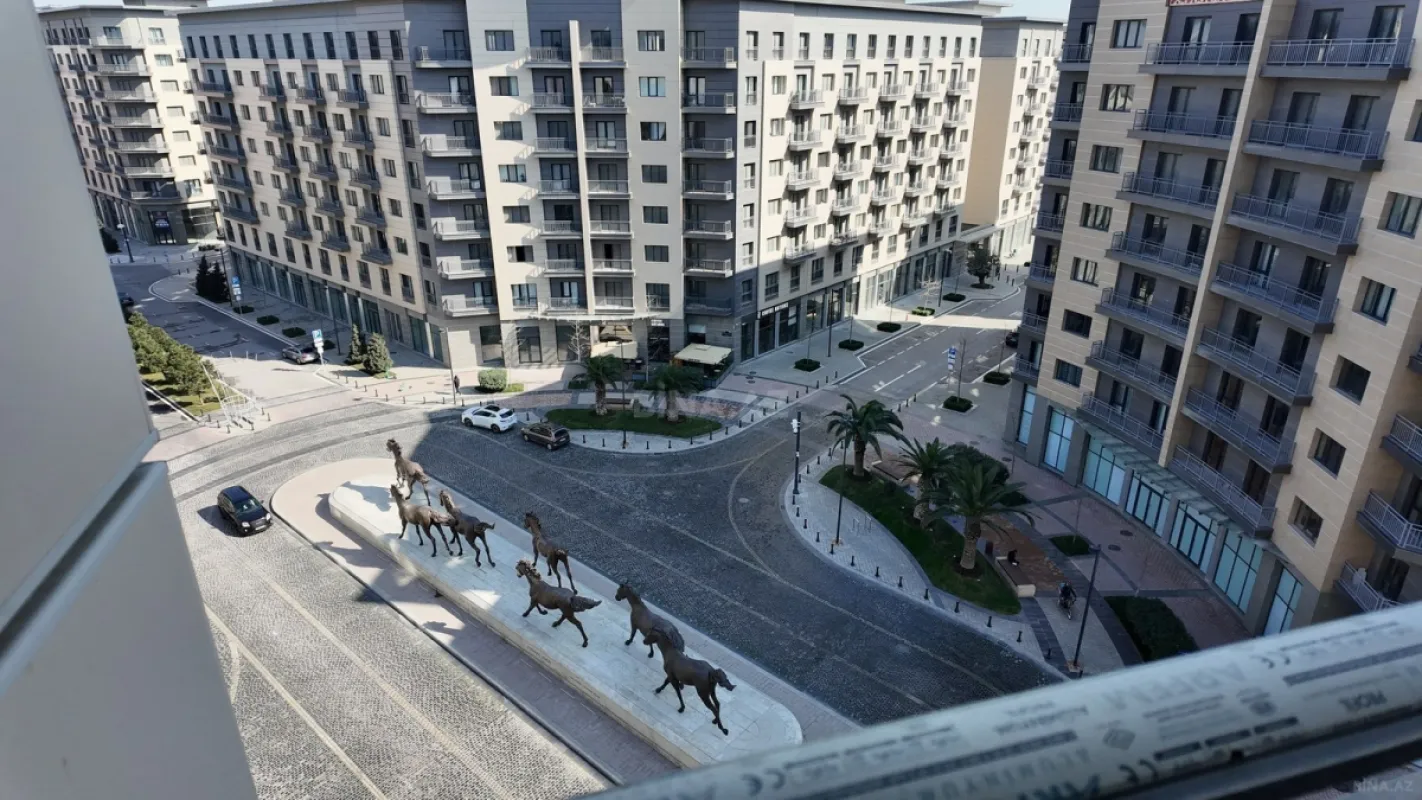 Satılır 5 otaqlı mənzil 242 m²