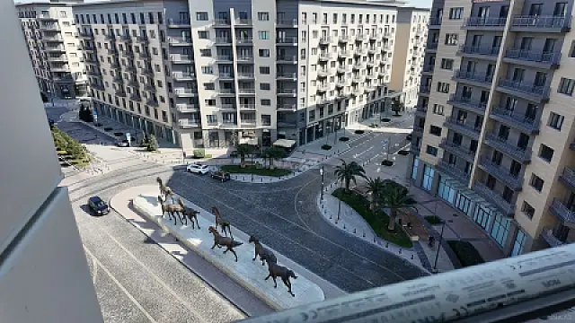 Satılır 5 otaqlı mənzil 242 m²