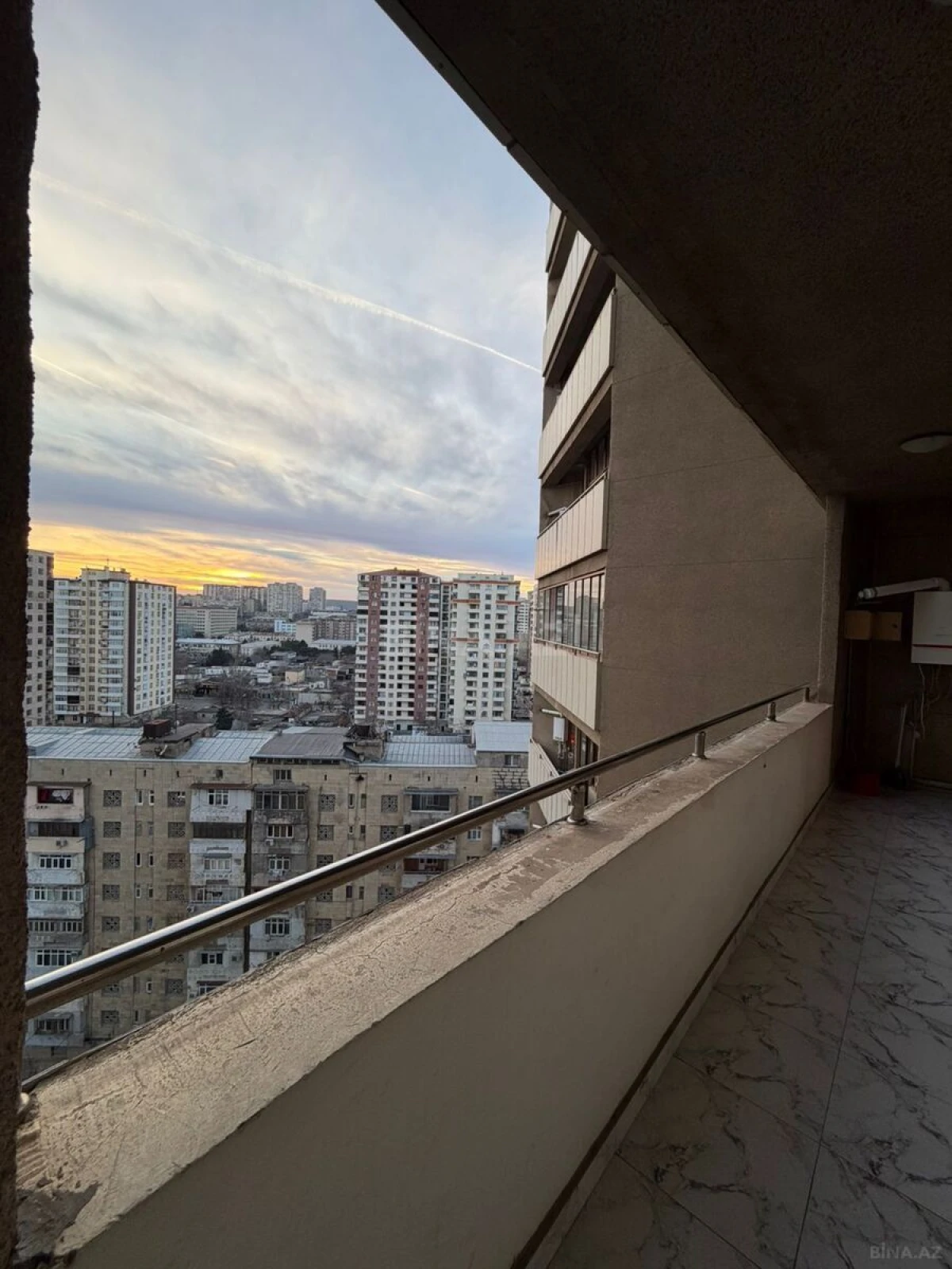Satılır 3 otaqlı mənzil 176 m²