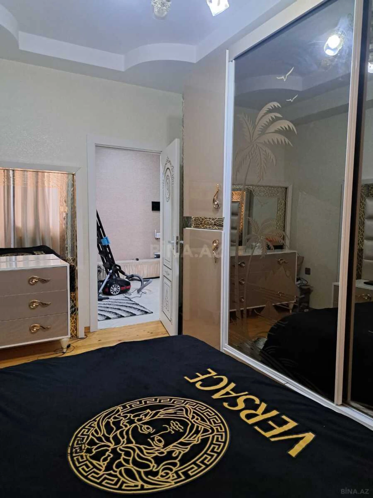 Satılır 3 otaqlı mənzil 121 m²