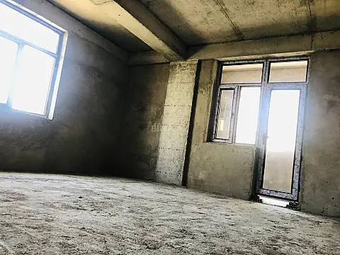 Satılır 6 otaqlı mənzil 285 m²