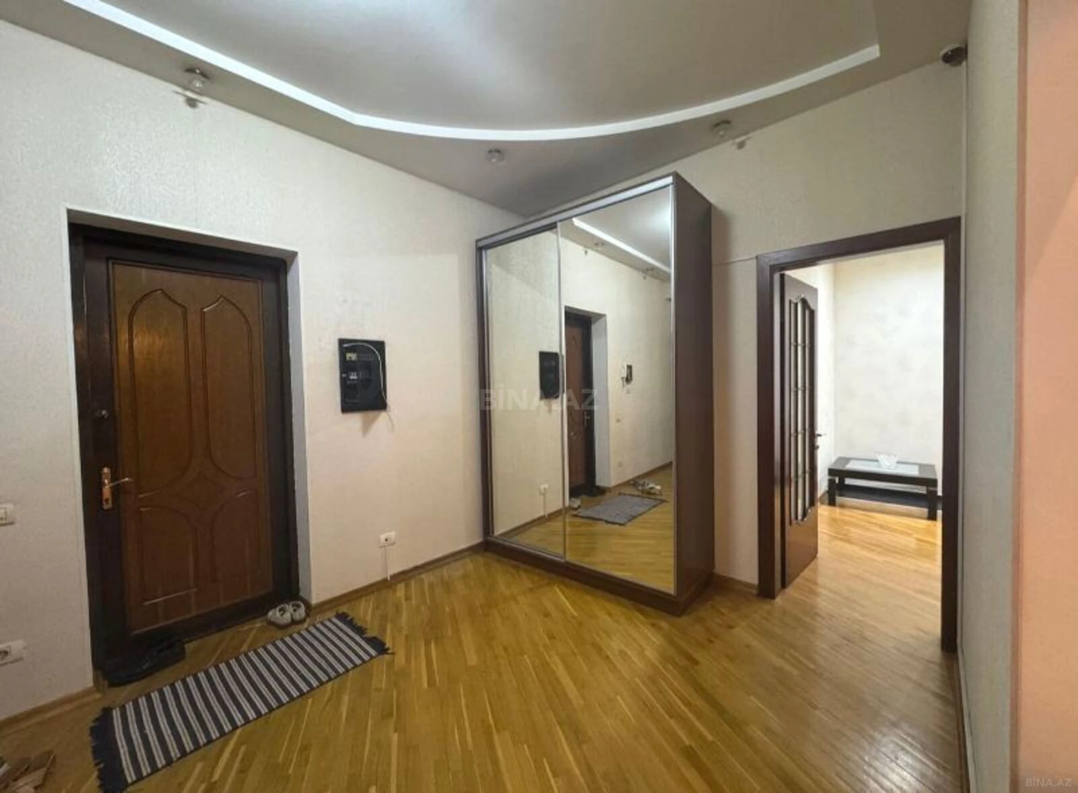 Kirayə verilir 2 otaqlı mənzil 101 m²