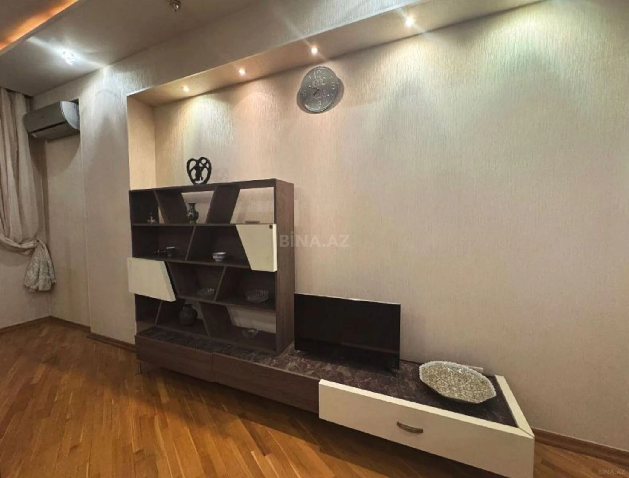 Kirayə verilir 2 otaqlı mənzil 101 m²