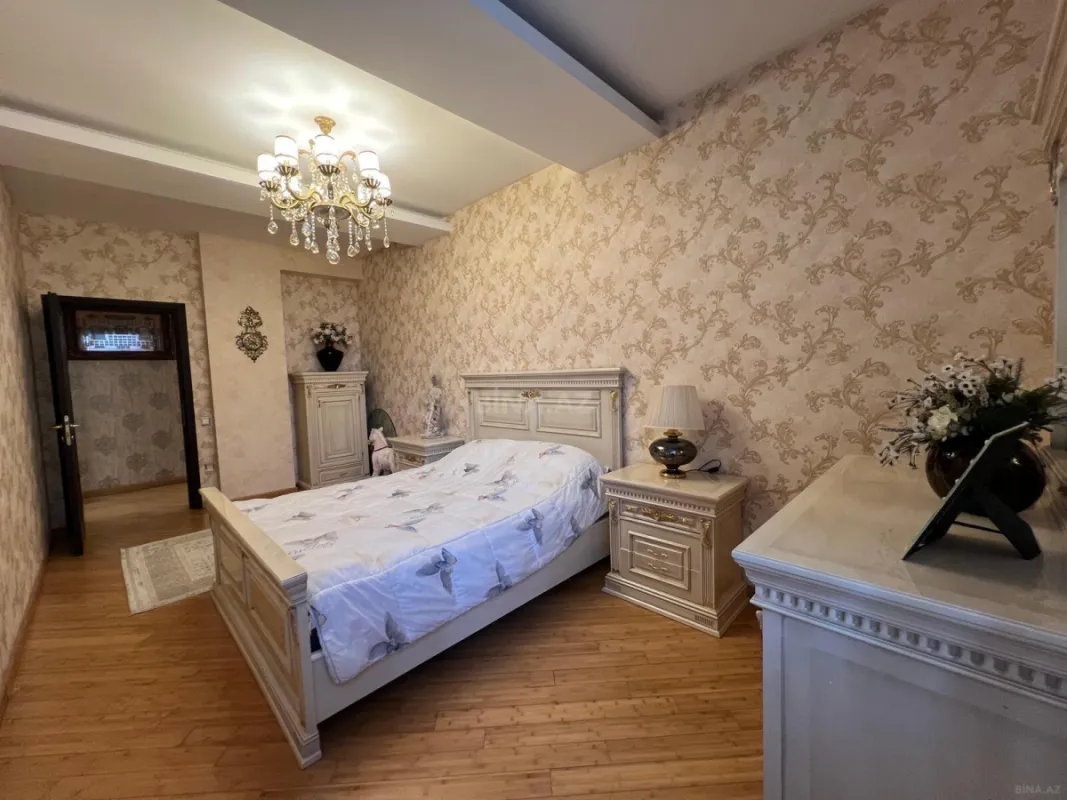 Satılır 4 otaqlı mənzil 190 m²