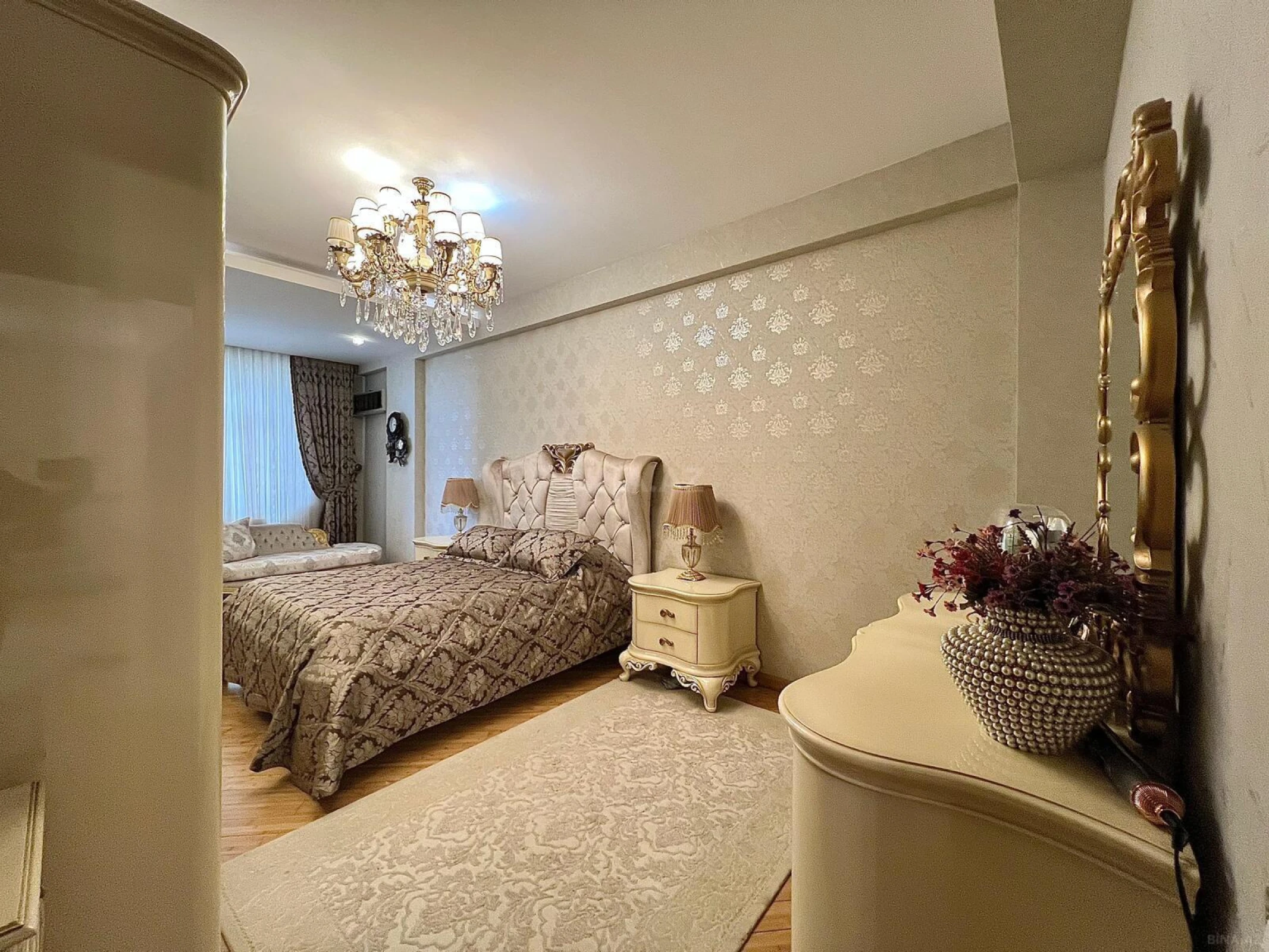 Satılır 4 otaqlı mənzil 190 m²