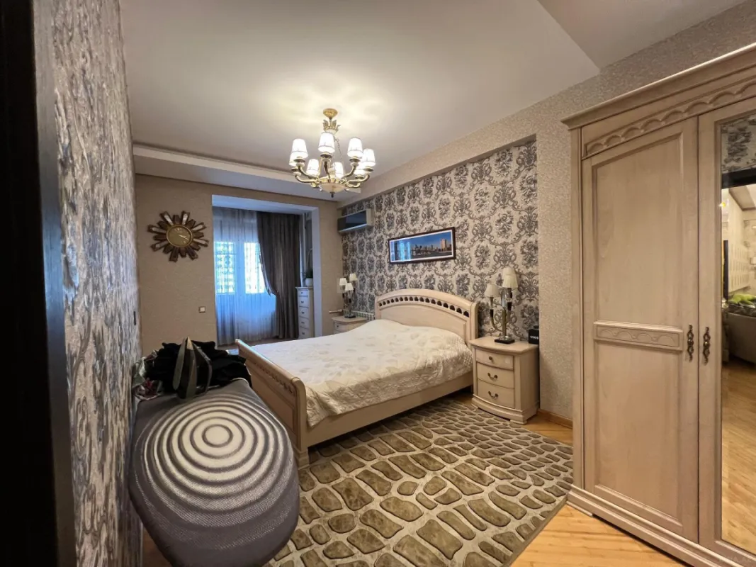 Satılır 4 otaqlı mənzil 190 m²