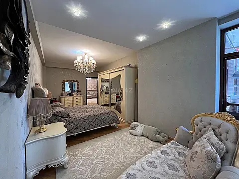 Satılır 4 otaqlı mənzil 190 m²