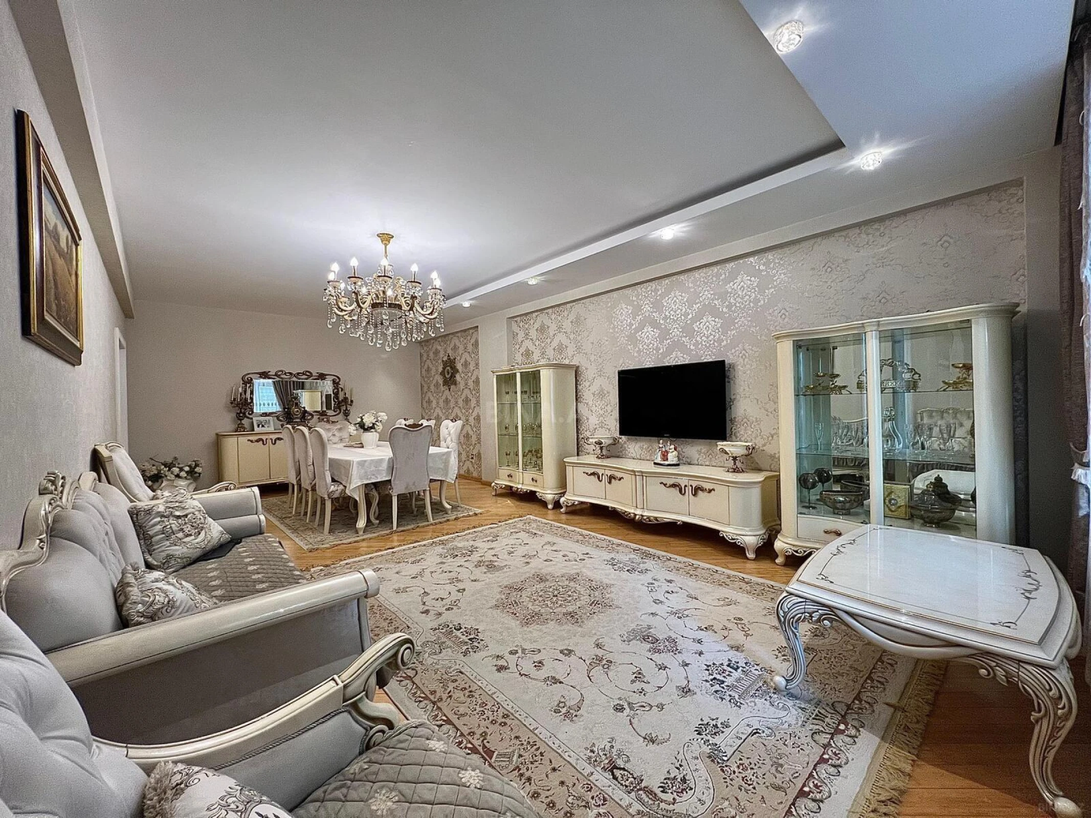 Satılır 4 otaqlı mənzil 190 m²