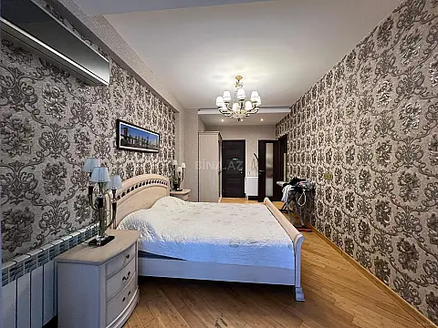 Satılır 4 otaqlı mənzil 190 m²