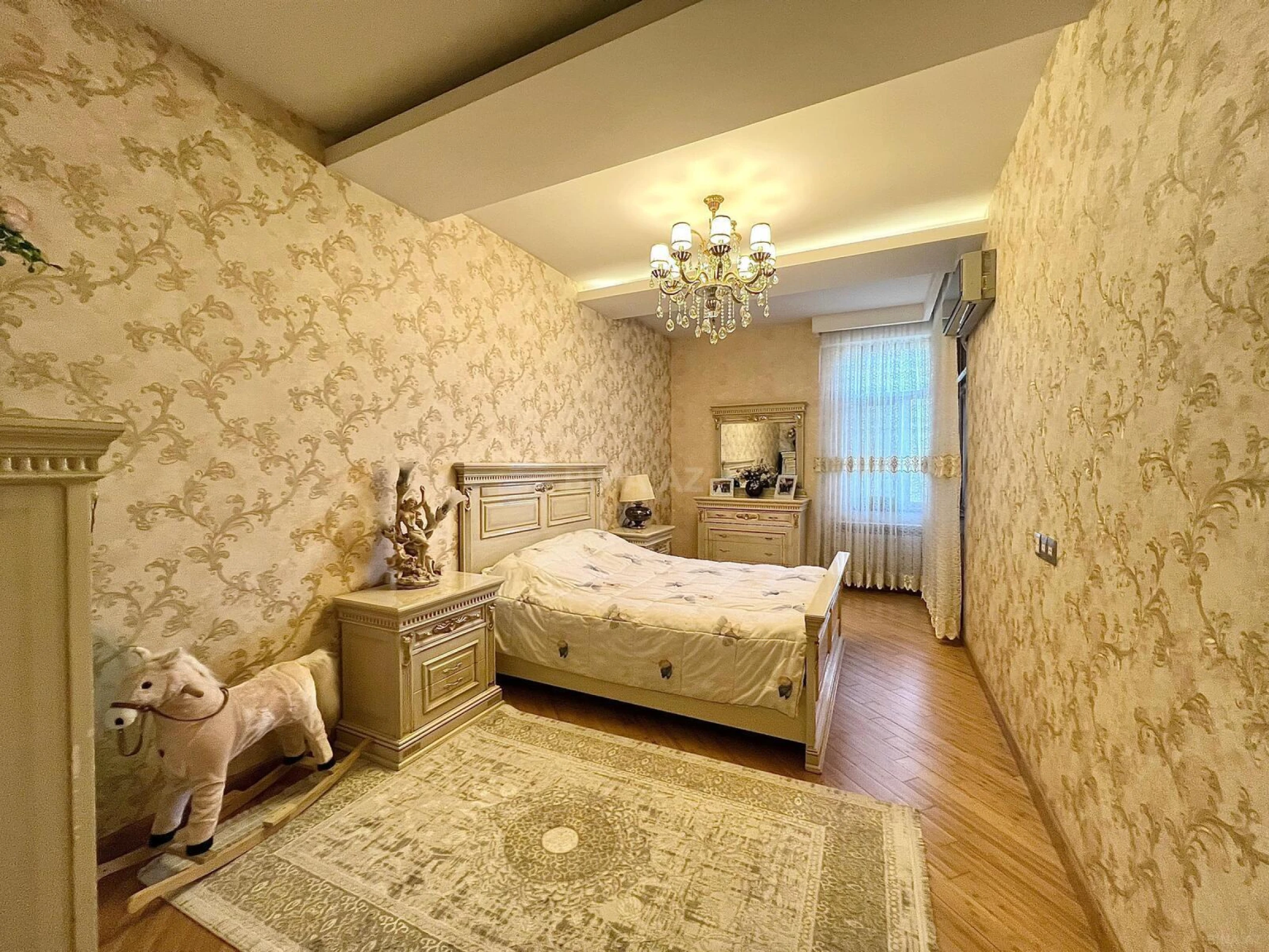 Satılır 4 otaqlı mənzil 190 m²