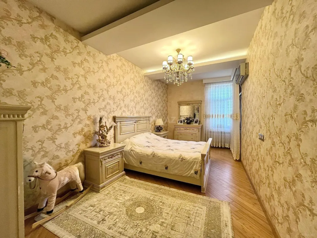 Satılır 4 otaqlı mənzil 190 m²