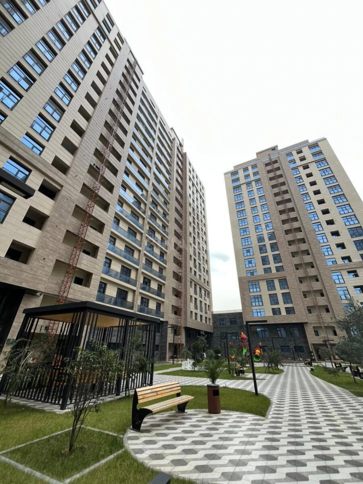 Satılır 3 otaqlı mənzil 98 m²