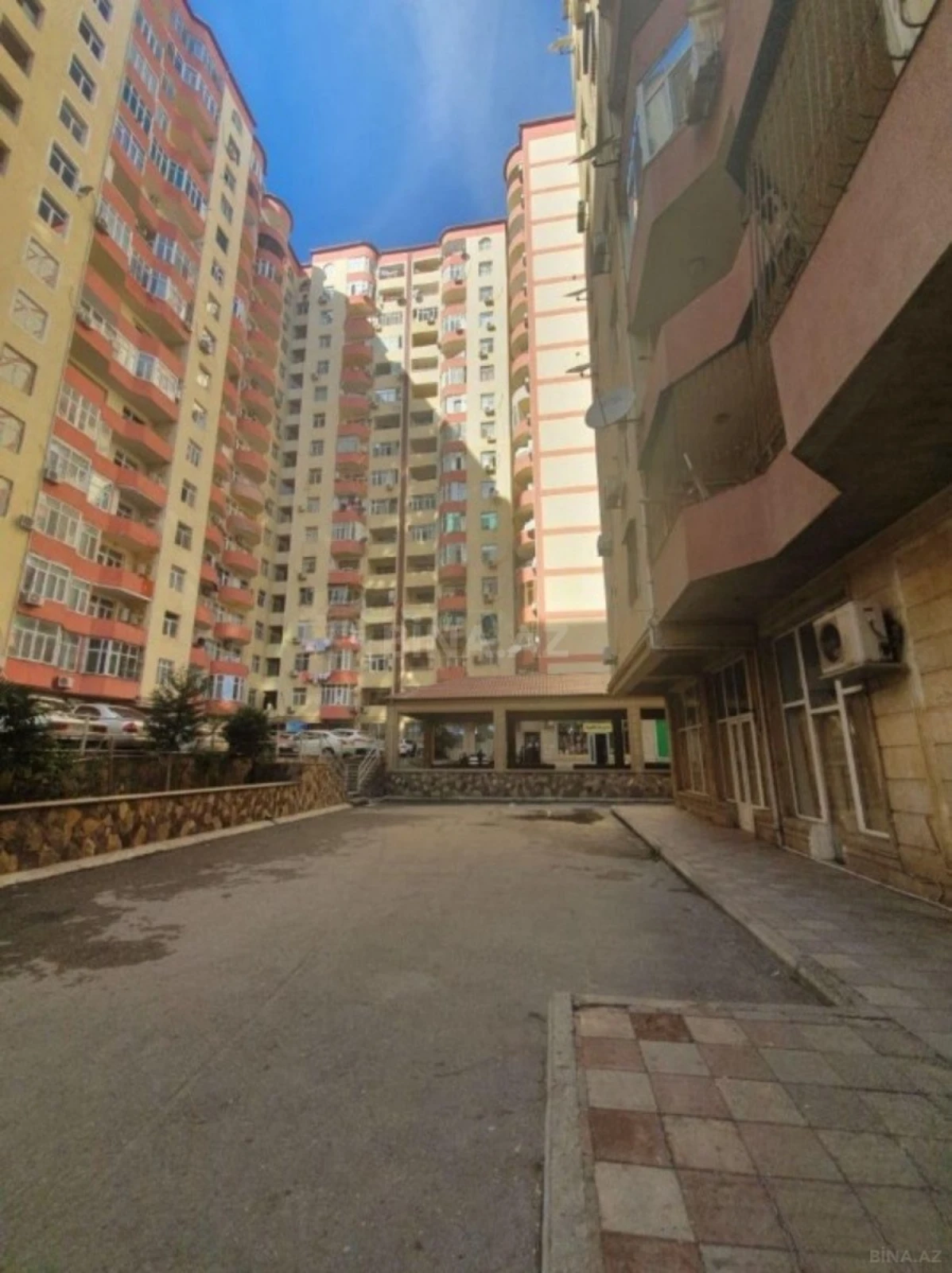 Satılır 4 otaqlı mənzil 140 m²