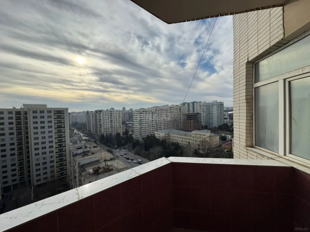 Satılır 3 otaqlı mənzil 145 m²