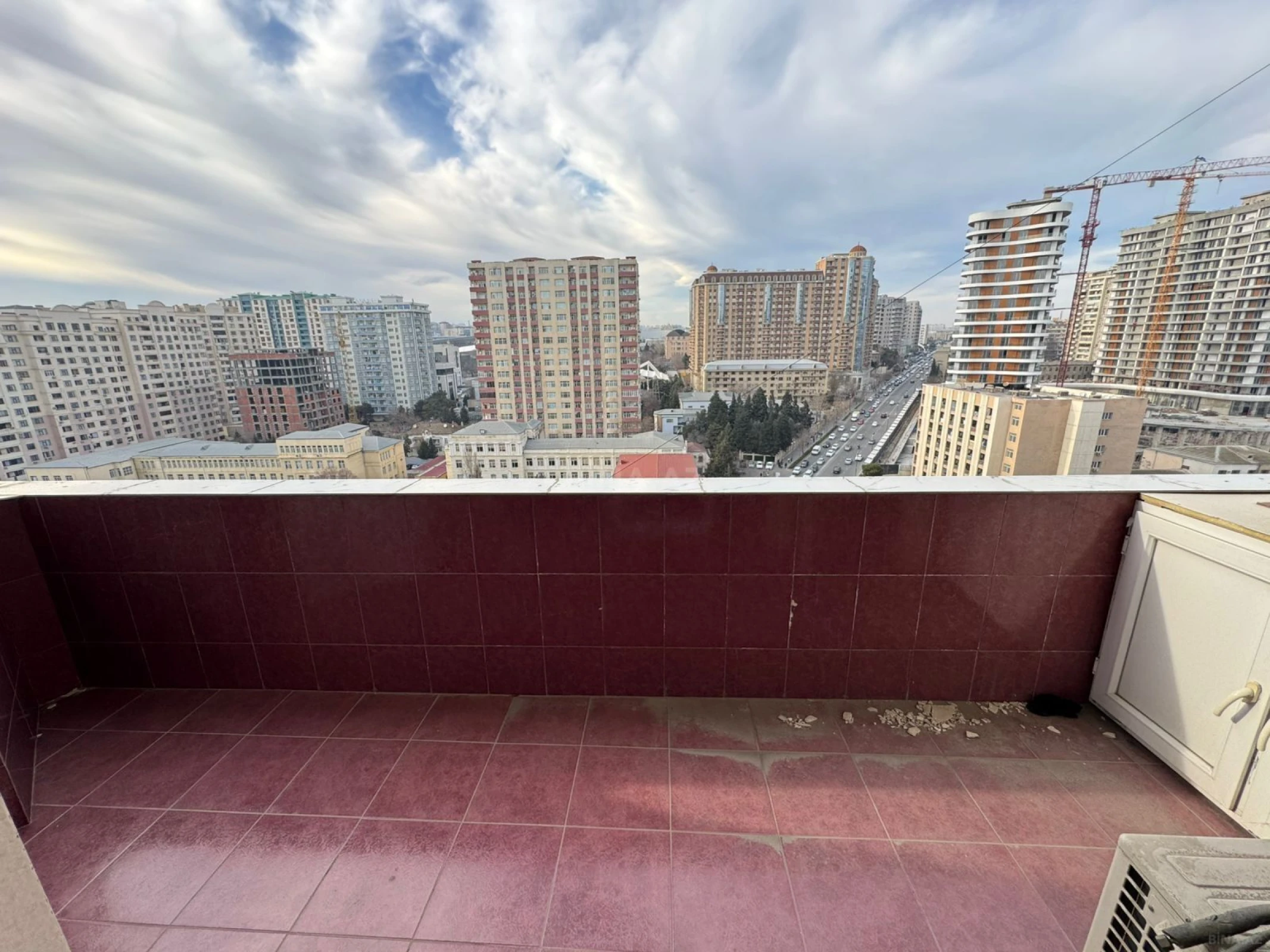 Satılır 3 otaqlı mənzil 145 m²