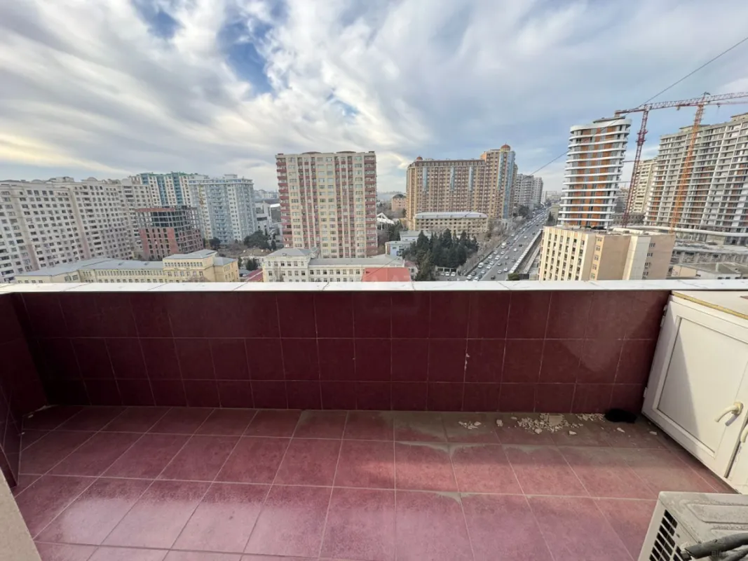 Satılır 3 otaqlı mənzil 145 m²