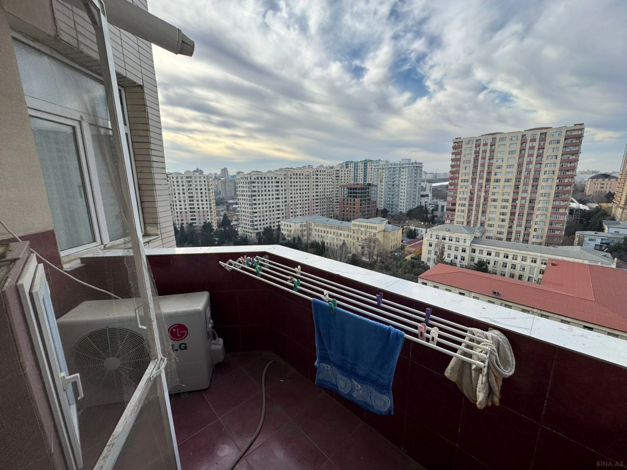Satılır 3 otaqlı mənzil 145 m²